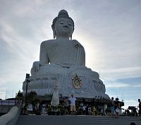 Budha na kopci nad městem