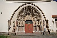 Vstupní portál  do kostela v areálu kláštera Porta coeli