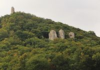 Pohled z trasy na stalní útvar Tři panny, nad nimi Dívčí hrad