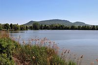 Pohled na hřeben Pálavy přes Strachotínský rybník