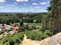 Pohled z vyhlídky do údolí Liběchovky, za elektrárnou vystupuje hora Říp