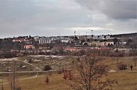 Pohled přes severní hřeben na nově vznikající městskou čtvrť Sadová