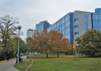 Pohled na areál budov s hotelem od ulice Renneské