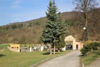 Místní hřbitov se nachází za obcí pod lesem