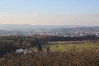 Pohled z rozhledny směrem k Brněnské přehradě a na Podkomorské lesy