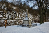 Ostrůvek s památníkem padlých v první světové válce