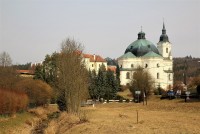 Pohled od potoka na zámek a poutní kostel