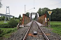 Na začátku železničního mostu přes řeku Moravu
