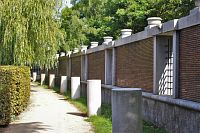 Kolonádní zeď ve východním okraji parku