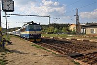 Železniční stanice před rekonstrukcí s průjezdem rychlíku od Prahy (foto z roku 2014)