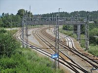 Před řikonínským nádražím se železniční trať postupně rozšiřuje až na pět kolejí