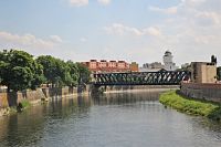 Řeka Dyje s historickým mostem u cukrovaru