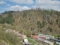 Pohled do údolí řeky Svratky a na protější skalnaté stráně s vyhlídkou Klubačicí