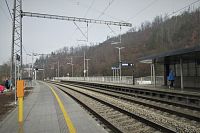 Koleje u nádraží, vpravo přístřešek pro trať na Blansko