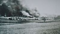 Hořící závody po náletu ze dne 25. 8. 1944 (převzato z informačního panelu)