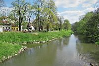 Pohled z mostu na ulici Rožmitálové na soutok řeky Svitavy a potoka Palava a park Svatopluka Čecha