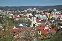Výhled přes Staré Blansko na centrální část města, uprostřed snímku blanenský zámek