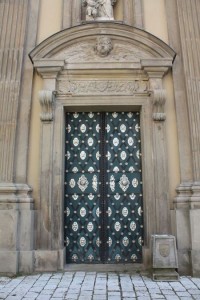 Ditrichštejnská hrobka - tepaná vstupní vrata