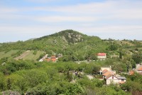 Pohled na skalnatý vrch Turold se zpřístupněnou jeskyní