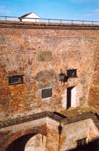 Stěna hradního příkopu - vstup do podzemních prostor