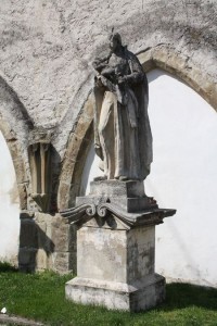 Znojmo - socha před gotickou částí kláštera
