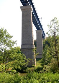 Most ze dna údolí