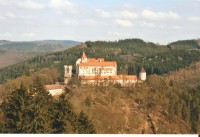 Pohled do údolí Nedvědičky a na hrad Pernštejn