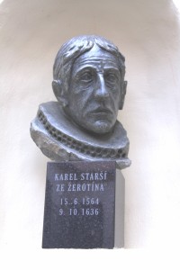 Busta  Karla Staršího ze Žerotína  na nádvoří