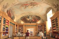Interiér barokní lékárny