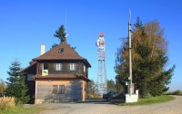 Kozlovský kopec s turistickou chatou a rozhlednou