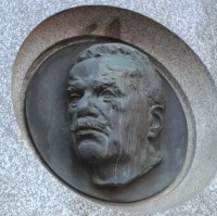 Sochařský portrét Petra Bezruče na budově Nádražní pošty