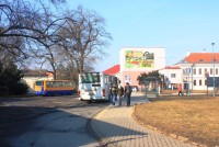 Autobusové nádraží se nachází na okraji zámeckého parku