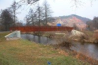 Nový dřevěný mostek přes řeku Svratku