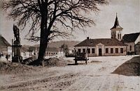 Historický snímek mušovské návsi s kostelem sv. Linharta