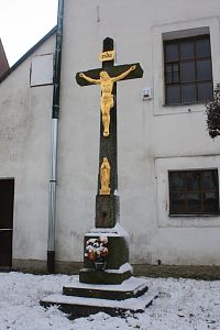 Kamenný kříž před kaplí