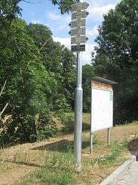 Nový směrovník je umístěn na okraji parkoviště poblíž mostu přes řeku Svitavu