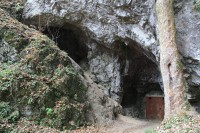Vchod do jeskyně Býčí skála