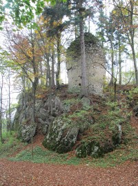 Torzo hradní věže od rozcestí