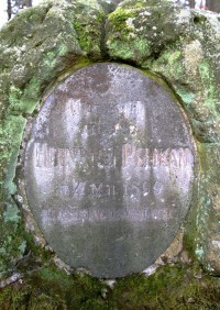 Detail nápisu na pomníku
