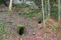 Vchod do Amatérské jeskyně pod Koňským spádem