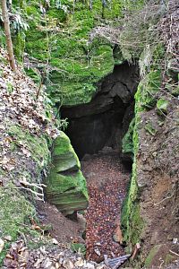 Vstupní propasťovitá část Vratíkovské jeskyně