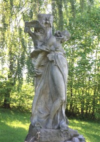 Socha Šárky v parku Javorka