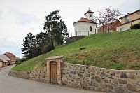 Kaple se nachází na horní hraně říční terasy nad Vojkovickým náhonem