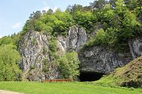 Sloupské skály se vstupem do Sloupsko-šošůvských jeskyní