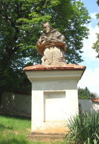 Barokní socha sv. Jana Nepomuckého před vstupem na hřbitov