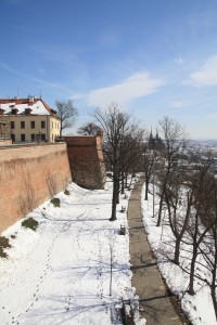 Pohled na cestu pod hradbami Špilberku, v pozadí katedrála na Petrově