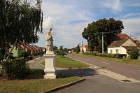 Hlavní ulice v obci, v popředí socha sv. Jana Nepomuckého