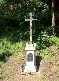 Litinový kříž stojící mezi památnými duby