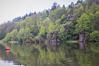 Skalky na Mečkově zrcadlící se na hladině Brněnské přehrady