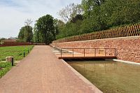 Zámecká zeď s vodní tůní a umělým vodním tokem, v závěru brána se vstupem do zámeckého parku - květen 2019